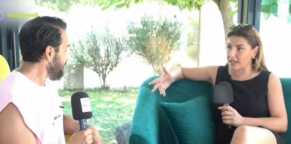 Έλενα Παπαρίζου: Εξομολόγηση Baby Bottox και αυθόρμητο φιλί! Δείτε τη συνέντευξη στο Cosmoradio 95.1