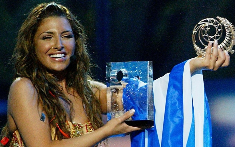 Έλενα Παπαρίζου: Το θρυλικό φόρεμα της Eurovision επιστρέφει μετά από 18 χρόνια>