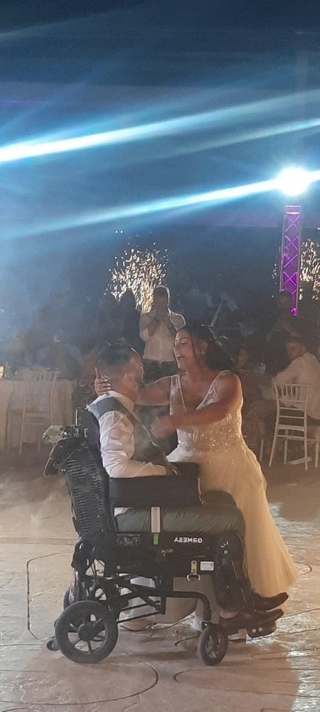 Αγκαλιάζοντας την αγάπη και τον θρίαμβο: Ο εμπνευσμένος γάμος ενός παράλυτου 25χρονου στην Εύβοια