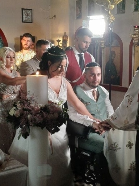 Αγκαλιάζοντας την αγάπη και τον θρίαμβο: Ο εμπνευσμένος γάμος ενός παράλυτου 25χρονου στην Εύβοια