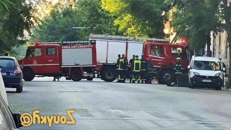 Έρευνα και επιπτώσεις στην κυκλοφορία: Έκρηξη βόμβας χαμηλής ισχύος στη Μεγάλη Στοά της Ελλάδας στην Αχαρνών