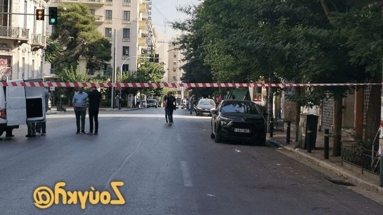 Έρευνα και επιπτώσεις στην κυκλοφορία: Έκρηξη βόμβας χαμηλής ισχύος στη Μεγάλη Στοά της Ελλάδας στην Αχαρνών