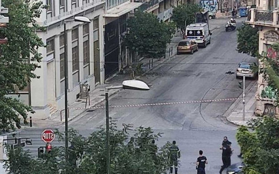 Έρευνα και επιπτώσεις στην κυκλοφορία: Έκρηξη βόμβας χαμηλής ισχύος στη Μεγάλη Στοά της Ελλάδας στην Αχαρνών>