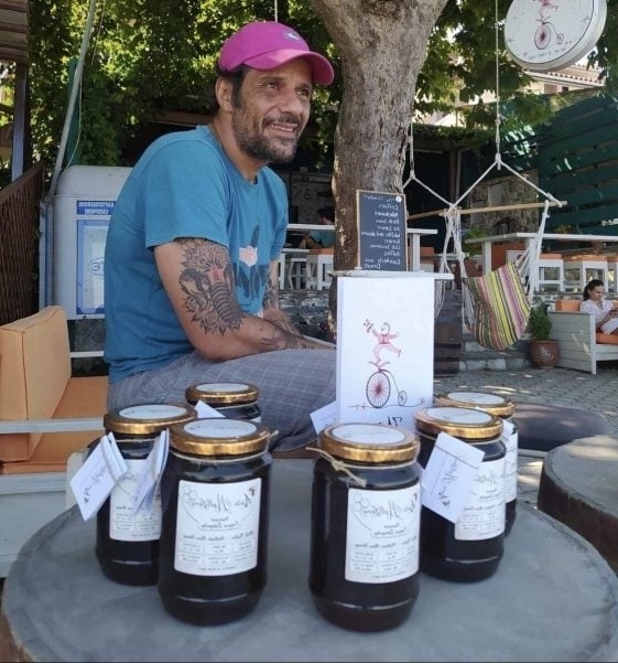 Γιώργος Σιταρίδης: Από τη σόουμπιζ στον μελισσοκόμο – Δοκιμάστε το μέλι του στο Πήλιο