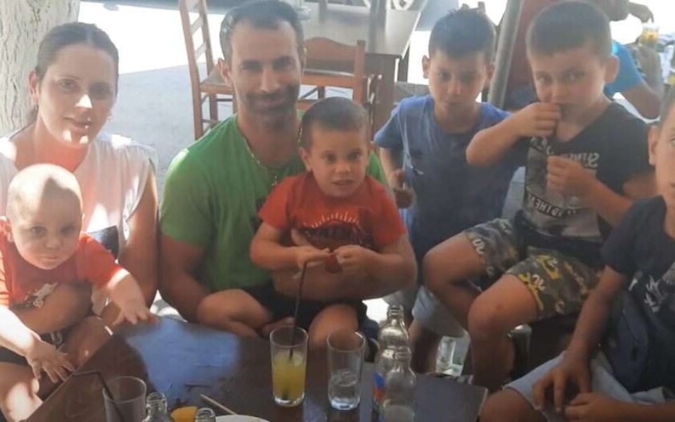 Η απίστευτη οικογένεια της Κρήτης: Αψηφώντας την υπογεννητικότητα με 5 γιους | Εμπνευσμένο ταξίδι γονεϊκότητας>