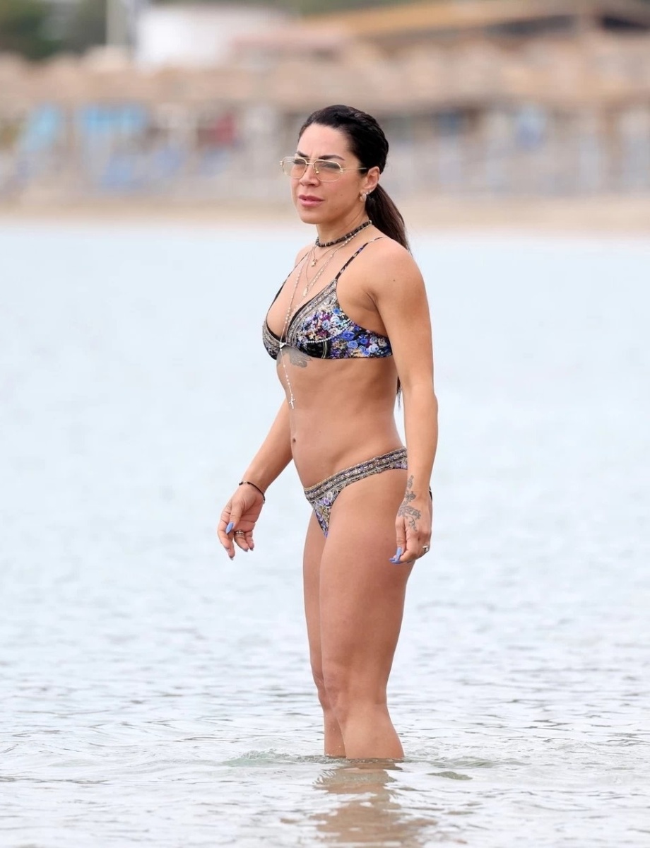 Η Μαριάννα Πιερίδη στα 49 της: Αποκαλύπτοντας το εκπληκτικό της σώμα και το Boho Bikini Style