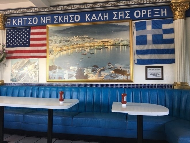 Mad Greek Cafe: Ερημική όαση ελληνοαμερικανικού κιτς