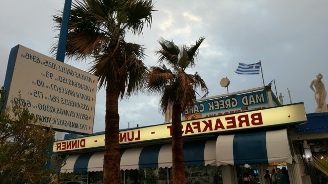 Mad Greek Cafe: Ερημική όαση ελληνοαμερικανικού κιτς