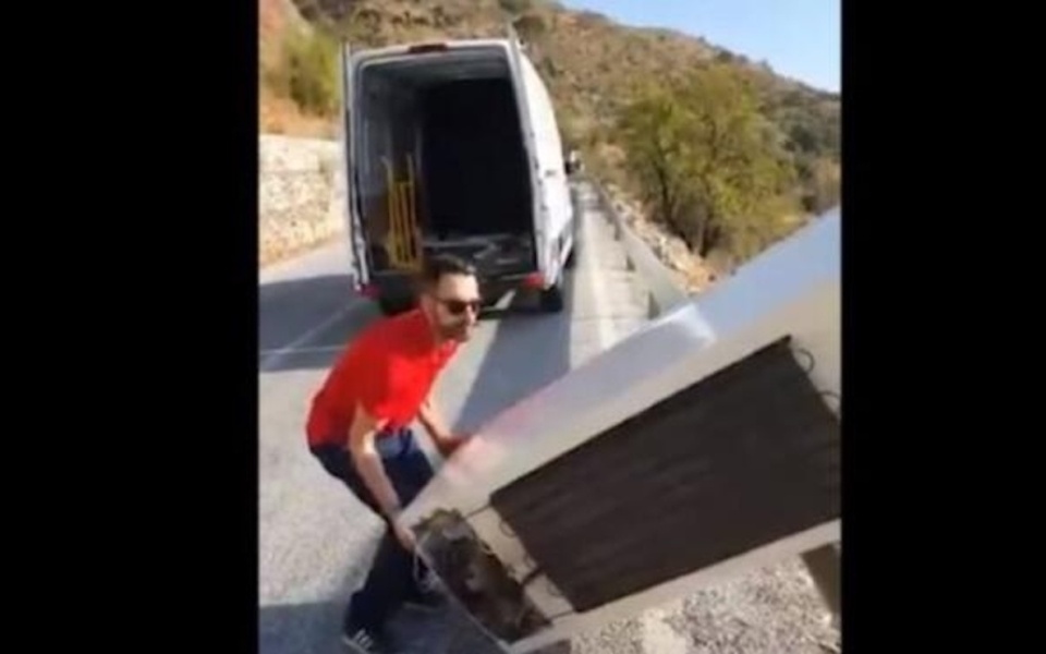 «Man Throws Fridge Off Cliff: Συνέπειες, Πρόστιμο και Viral Video» [60 χαρακτήρες]>