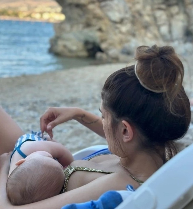 Μια αξέχαστη απόδραση: Διασκέδαση στην παραλία με τη Μαίρη Συνατσάκη και την κόρη της Ολίβια
