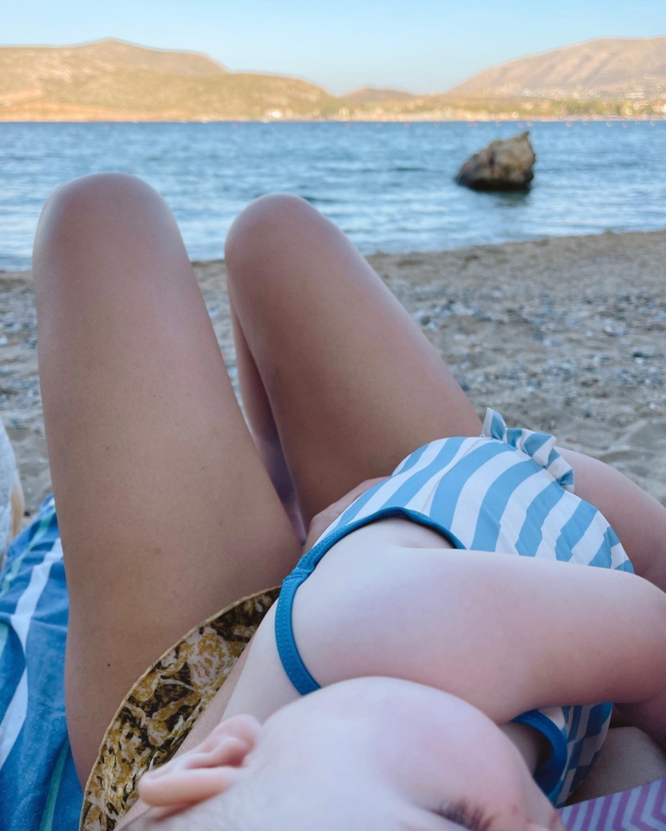 Μια αξέχαστη απόδραση: Διασκέδαση στην παραλία με τη Μαίρη Συνατσάκη και την κόρη της Ολίβια