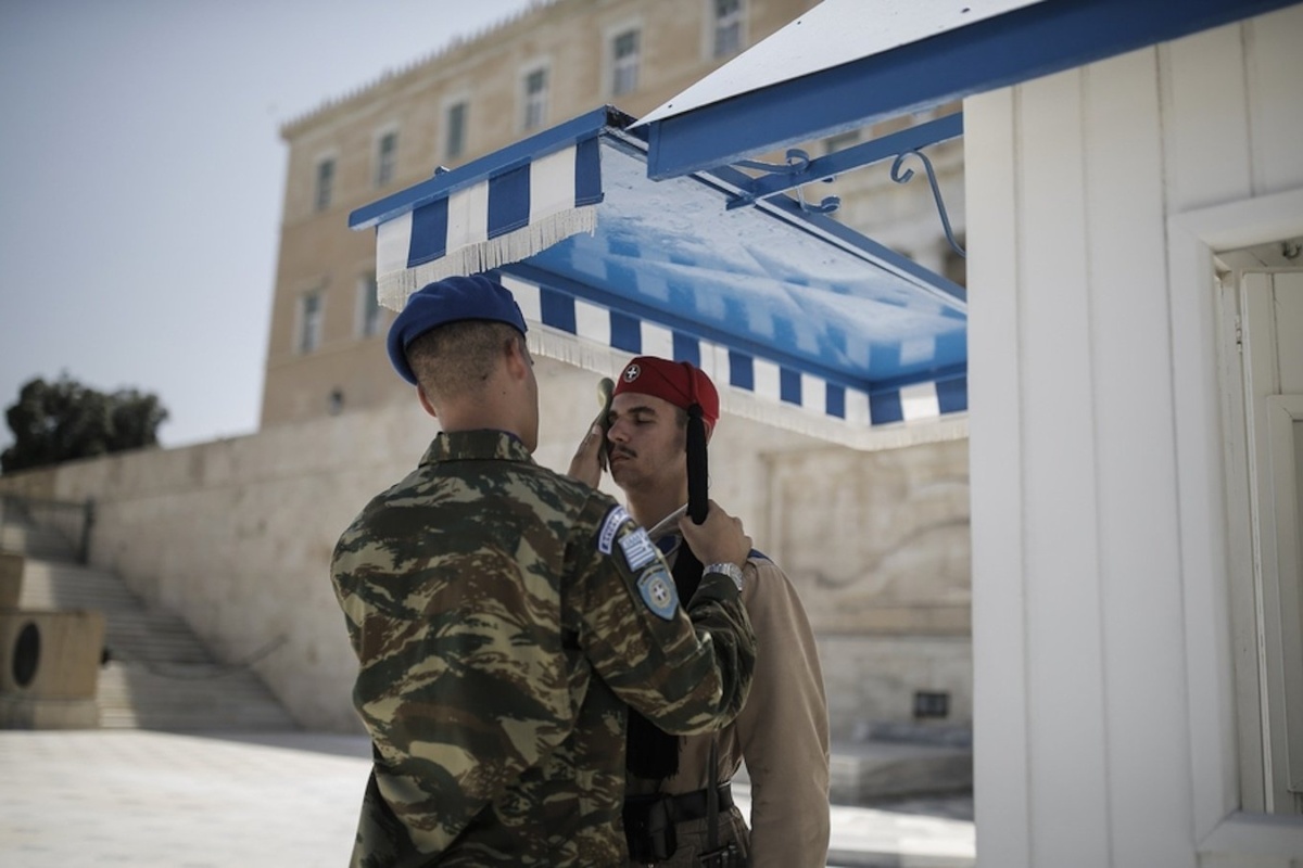 Αφοσιωμένοι στρατιώτες υπομένουν τη ζέστη στο μνημείο του Άγνωστου Στρατιώτη