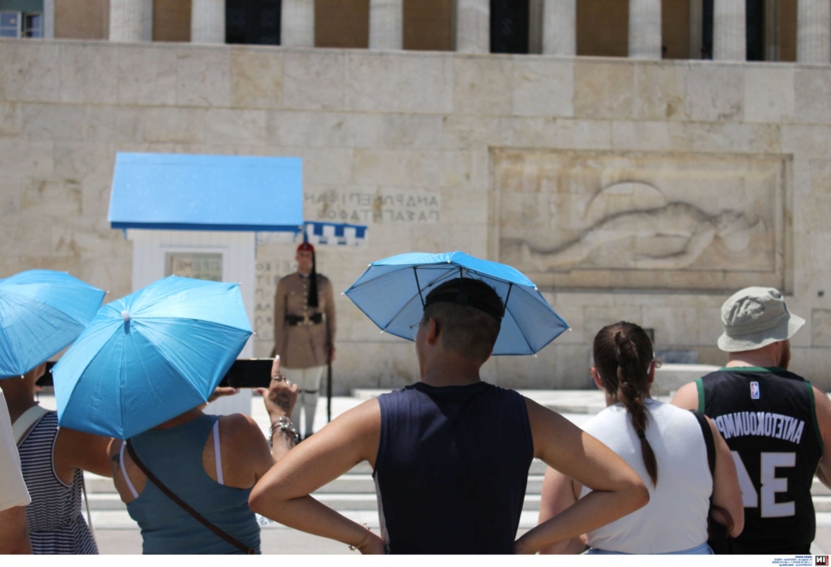 Αφοσιωμένοι στρατιώτες υπομένουν τη ζέστη στο μνημείο του Άγνωστου Στρατιώτη