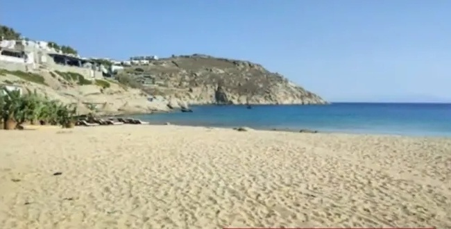 Ο εισαγγελέας αναλαμβάνει δράση: Η παραλία της Αγίας Άννας μεταμορφώνεται καθώς αφαιρούνται ξαπλώστρες και κατασκευές