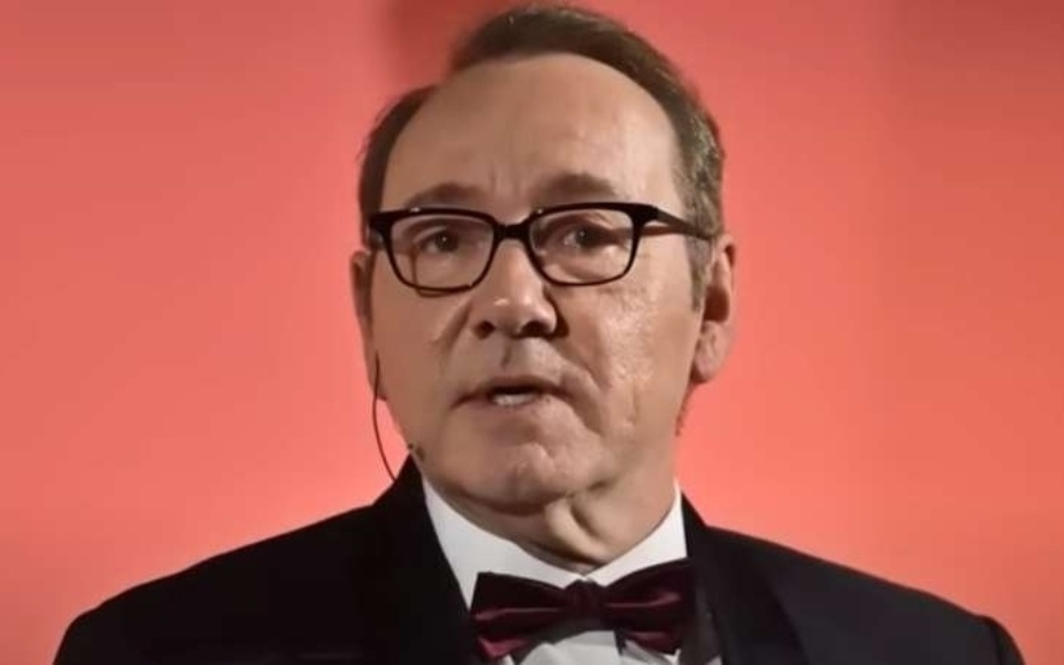 Ο Kevin Spacey αρνείται τις κατηγορίες: Τελευταίες ενημερώσεις για την υπόθεση σεξουαλικής παρενόχλησης | Guardian>