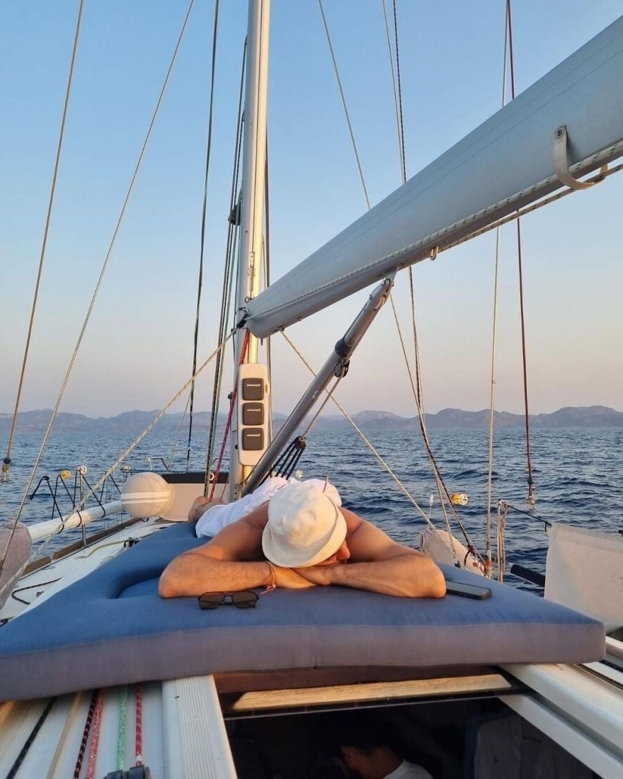 Οι Τούρκοι celebrities Hande Erçel και Burak Deniz εξερευνούν τα ελληνικά νησιά – Δείτε εντυπωσιακές φωτογραφίες