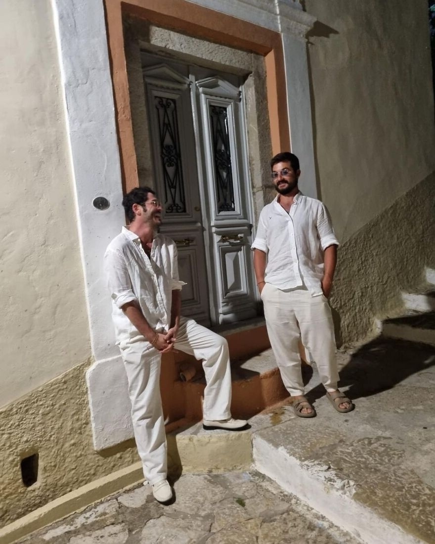 Οι Τούρκοι celebrities Hande Erçel και Burak Deniz εξερευνούν τα ελληνικά νησιά – Δείτε εντυπωσιακές φωτογραφίες