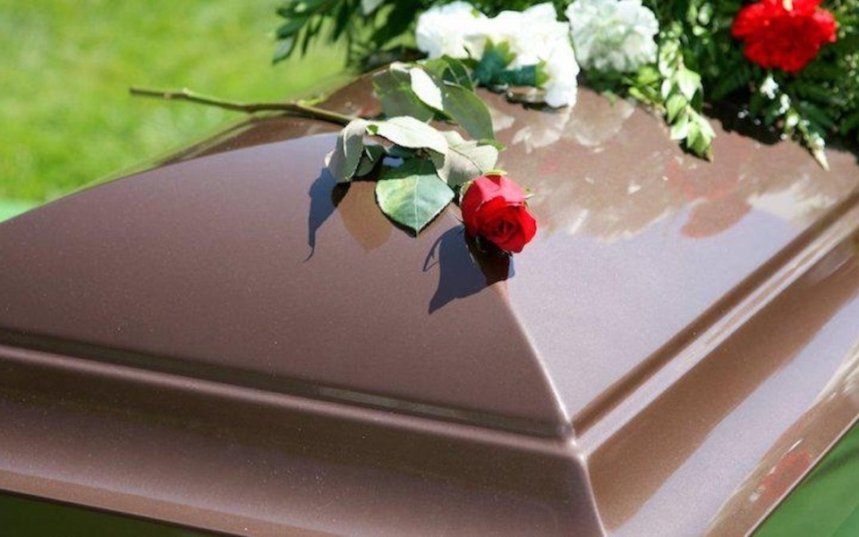 Πλοήγηση στον συναισθηματικό αγώνα: Δεν θέλω να παρευρεθώ στην κηδεία της μητέρας μου>
