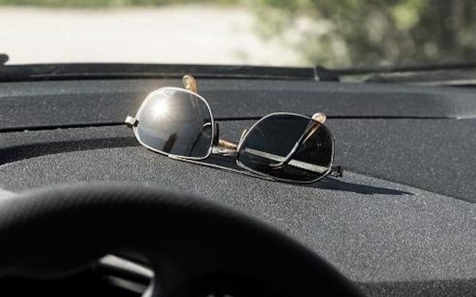 Προειδοποίηση: Αφήνοντας γυαλιά ηλίου στο αυτοκίνητο; Κίνδυνοι πυρκαγιάς! Αποφύγετε ατυχήματα>