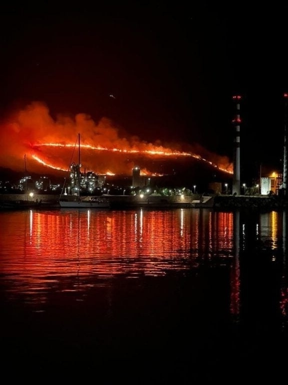 Προκλήσεις σε δύσβατα εδάφη: Συναγερμός για μαζική πυρκαγιά στο Αλιβέρι, Εύβοια