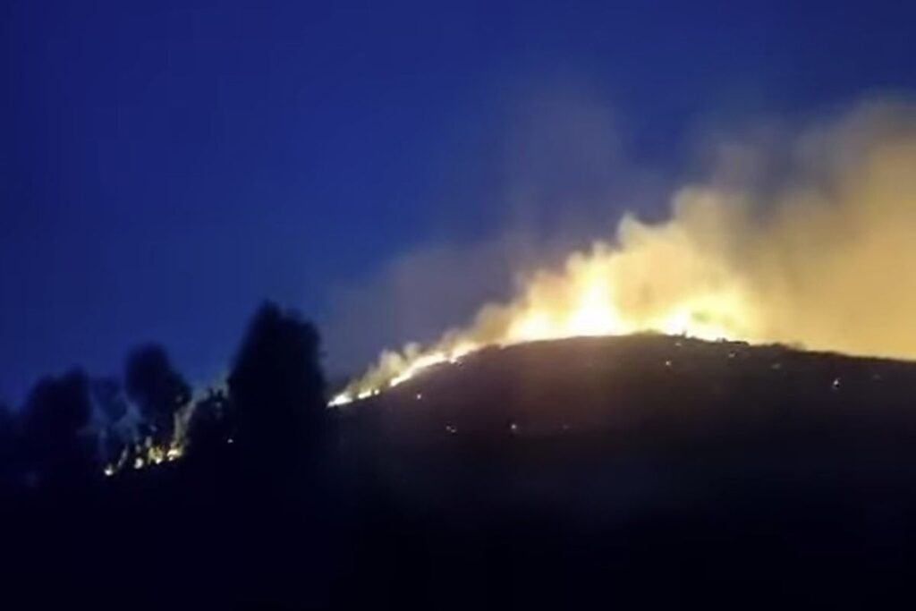 Προκλήσεις σε δύσβατα εδάφη: Συναγερμός για μαζική πυρκαγιά στο Αλιβέρι, Εύβοια