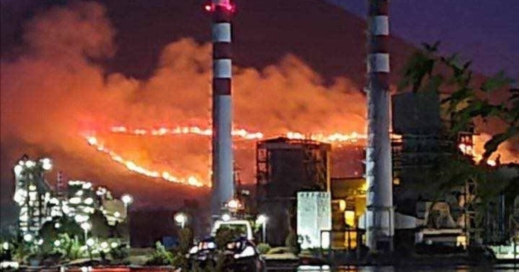Προκλήσεις σε δύσβατα εδάφη: Συναγερμός για μαζική πυρκαγιά στο Αλιβέρι, Εύβοια
