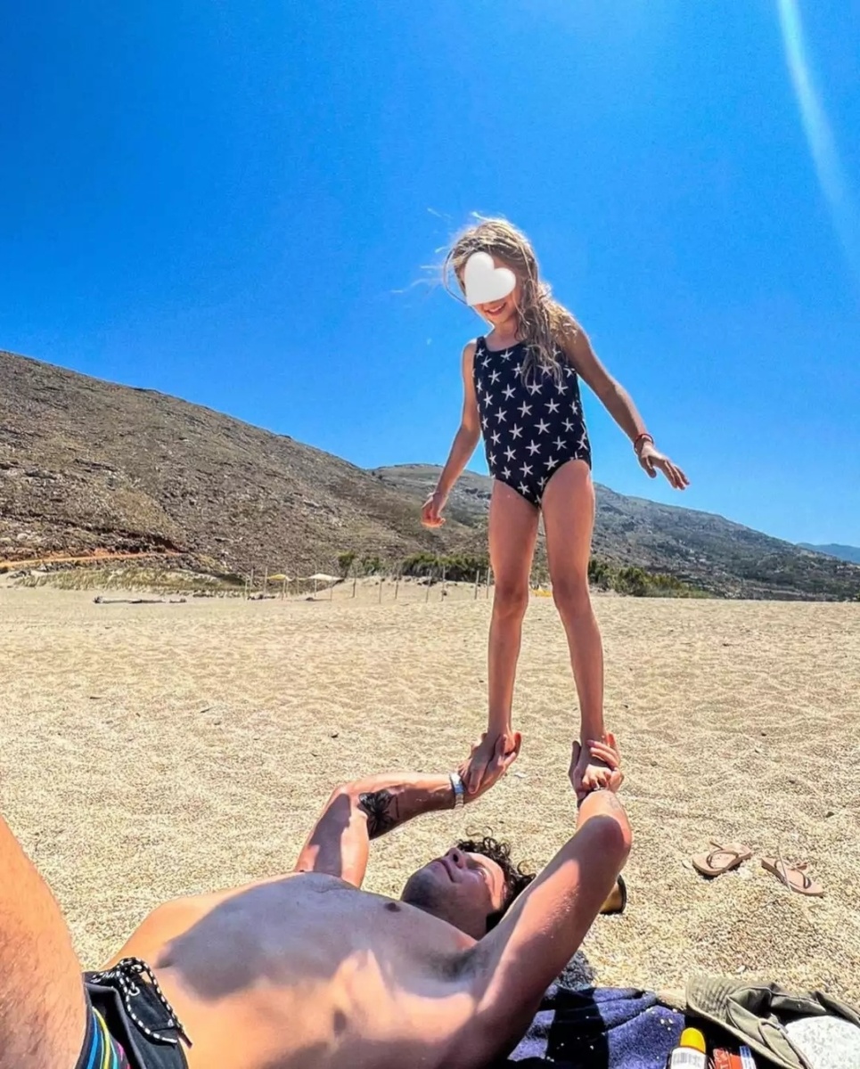 Στιγμές ανεμελιάς: Ο Άγγελος Λάτσιος απαθανατίζει την 8χρονη αδελφή του Μαρίνα να παίζει στην παραλία