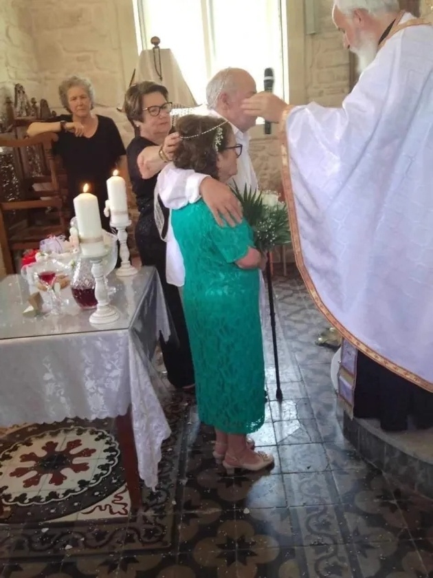 Συγκινητική ιστορία αγάπης: Νεόνυμφοι 70 ετών ανταλλάσσουν όρκους