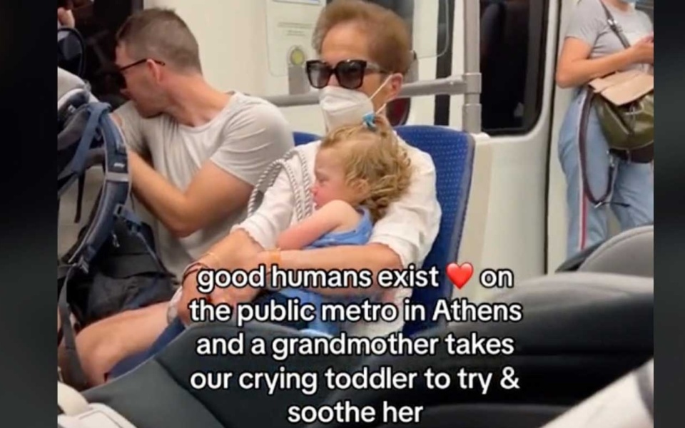 Συγκινητικό βίντεο: Αθάνατες Ελληνίδες γιαγιάδες ηρεμούν το παιδί στο μετρό της Αθήνας | TikTok Viral>