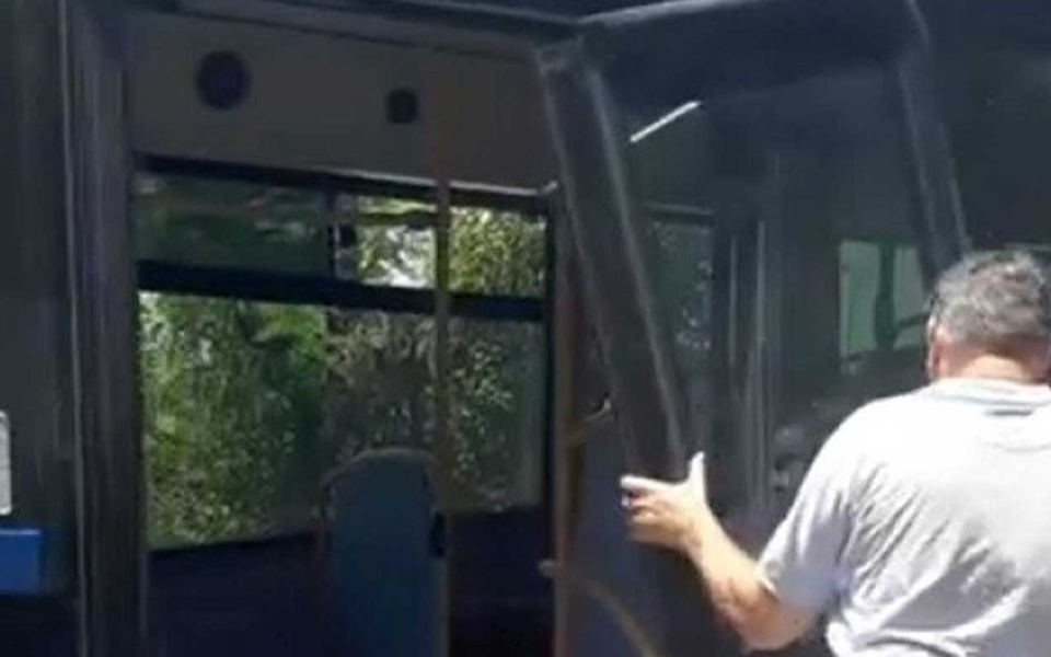 Συγκλονιστικό βίντεο: Η πόρτα του λεωφορείου κόλλησε | Ανησυχίες για την ασφάλεια>