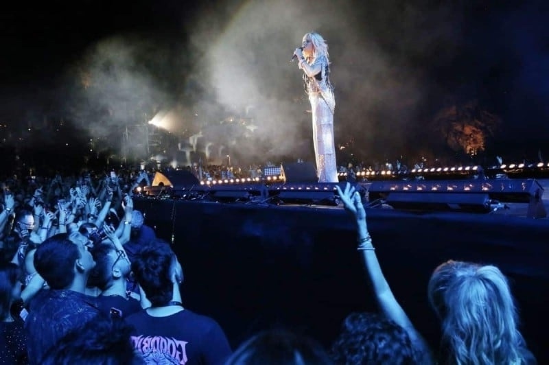 Συναυλία για την 50η επέτειο της Άννας Βίσση: Μια ιστορική βραδιά με 20.000 θεατές και ένα αξέχαστο φιλί επί σκηνής