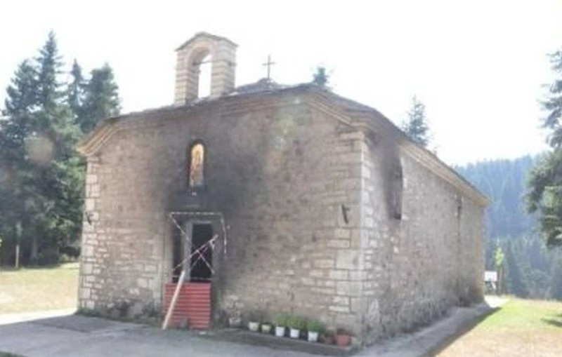 Θαύμα της Αγίας Κυριακής: Εικόνα λάμπει εν μέσω πυρκαγιάς σε εκκλησία