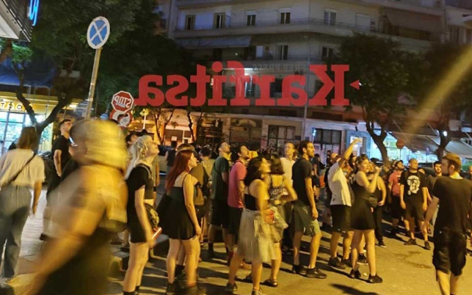 Θεσσαλονίκη Διαμαρτυρία: Αυγά πετάχτηκαν στην πορεία για τη δολοφονία τρανς γυναίκας>