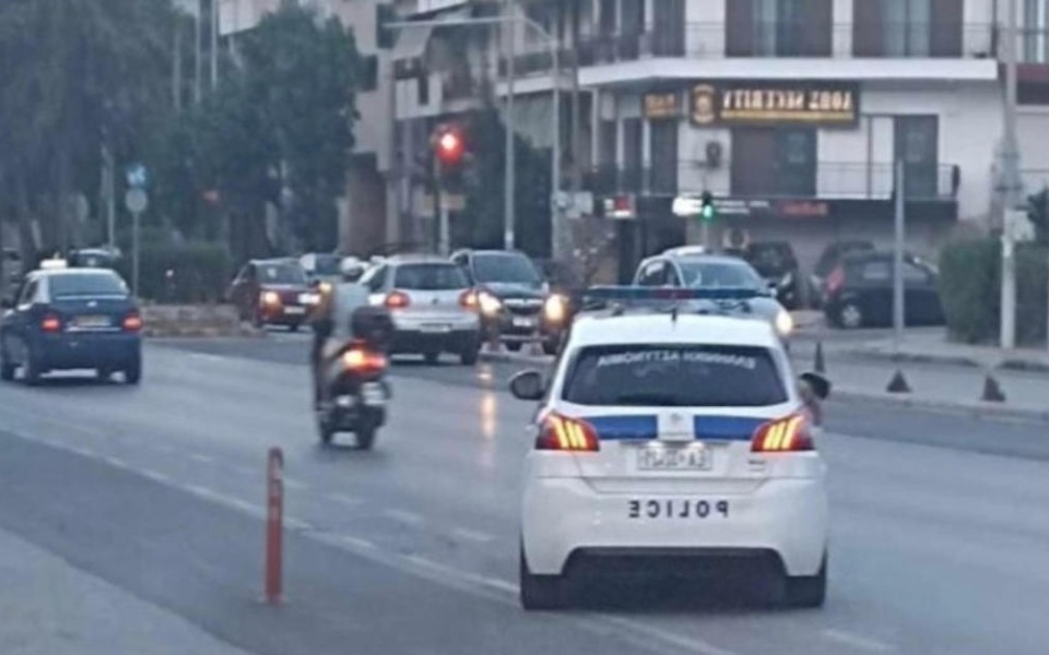 Θεσσαλονίκη: Επιχείρηση που σώζει ζωές – Η αστυνομία μεταφέρει το 3χρονο αγόρι σε 20 λεπτά>