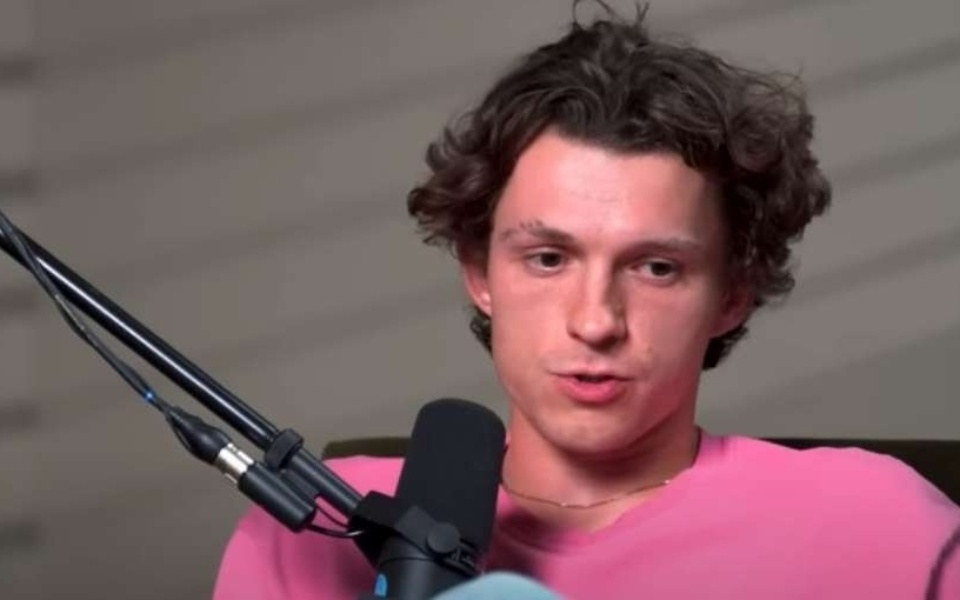 Το ταξίδι του Tom Holland: Ξεπερνώντας τον εθισμό στο αλκοόλ και ανακαλύπτοντας ξανά την ευτυχία>