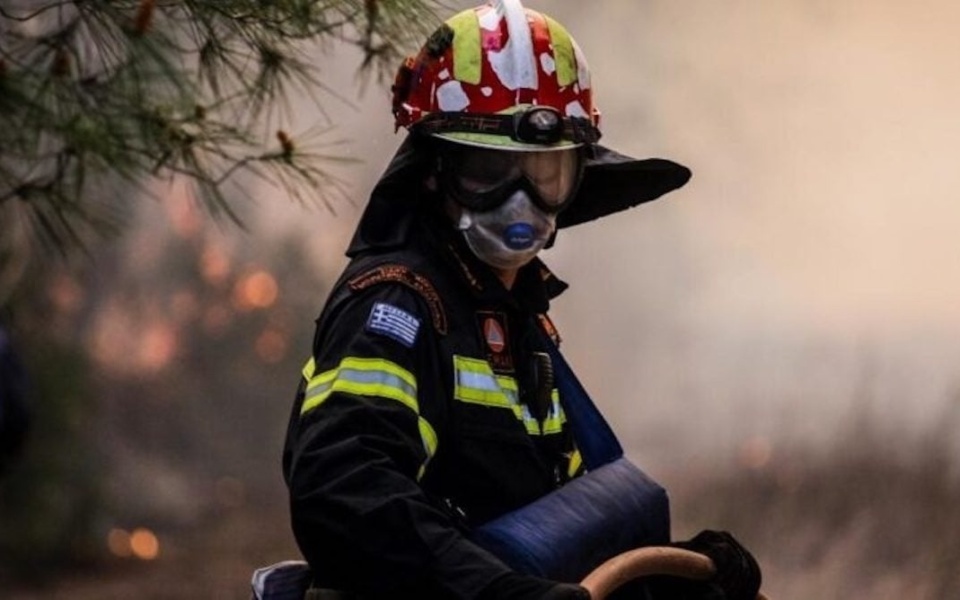 Τραγική απώλεια: 55χρονος πυροσβέστης πέθανε κατά τη μάχη με πυρκαγιά στη Θεσσαλονίκη>