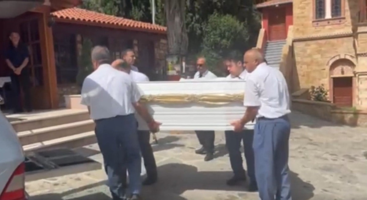 Τραγικός αποχαιρετισμός: Θρήνος στην κηδεία της 16χρονης που απεβίωσε μετά από κατανάλωση φαγητού